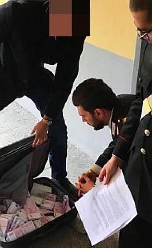 [VIDEO] Kto rozpoznaje oszustów, którzy od Polaków wyłudzili Bitcoiny płacąc fałszywymi bankotami po 500 euro? Sprawa zgłoszona jest włoskim Carabinierom a poszukiwania przestępców rozpoczęli agenci Biura Detektywistycznego Rutkowski!
