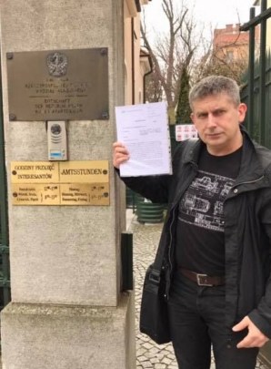 Der polnische Roma sitzt hinter Gittern in Wien, weil er einen Wagen gemietet hat. Sitzt da ein unschuldiger Mann, der durch die Fehler der österreichischen und polnischen Polizei als jener gezeigt wurde, der einen luxuriösen BMW gestohlen hat und einen ös