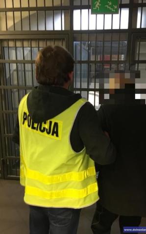 Policjanci zatrzymali mężczyznę podejrzanego o składanie małoletnim propozycji seksualnych