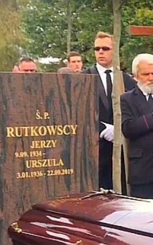[VIDEO] Wzruszające Pożegnanie Mamy Krzysztofa Rutkowskiego w miejscu jej Wiecznego Spoczynku