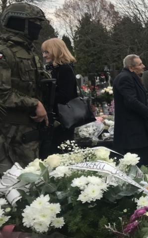 [VIDEO] Serce z chmur nad grobem rodziców Krzysztofa Rutkowskiego! Na koniec dzisiejszego pogrzebu ojca - Jerzego Rutkowskiego