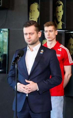 Polska i Słowenia gospodarzami tegorocznych mistrzostw świata w piłce siatkowej mężczyzn. Jesienią na polskich i holenderskich boiskach o tytuł mistrzyń świata będą walczyć reprezentacje kobiet. FIVB odebrała turniej Rosji