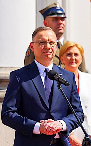 [VIDEO] Na dziedzińcu Belwederu odbyła się uroczystość z okazji  Dnia Polonii i Polaków za Granicą z udziałem Prezydenta  Andrzeja Dudy i Małżonki Agaty Kornhauser–Dudy