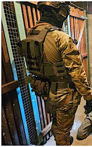 [VIDEO] Włamał się do domu i strzelał do jego właściciela – został zatrzymany w specjalnej kryjówce