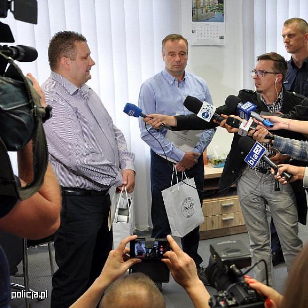 Komendant uhonorował dwóch białostockich taksówkarzy. Zatrzymali kierowcę, który zabił dwie młode osoby