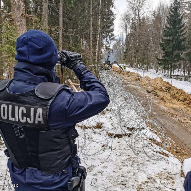 Policjanci zabezpieczają budowę zapory na polsko-białoruskiej granicy