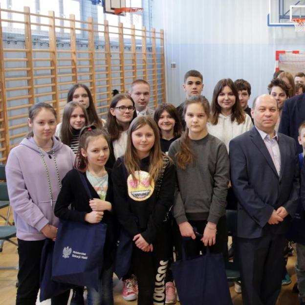 [VIDEO] Uczyć się to wasz obowiązek na kolejne miesiące – powiedział szef MEiN w SP nr 7 w Lublinie, gdzie spotkał się zarówno z polskimi uczniami, jak również z przyjętymi do szkoły dziećmi z Ukrainy