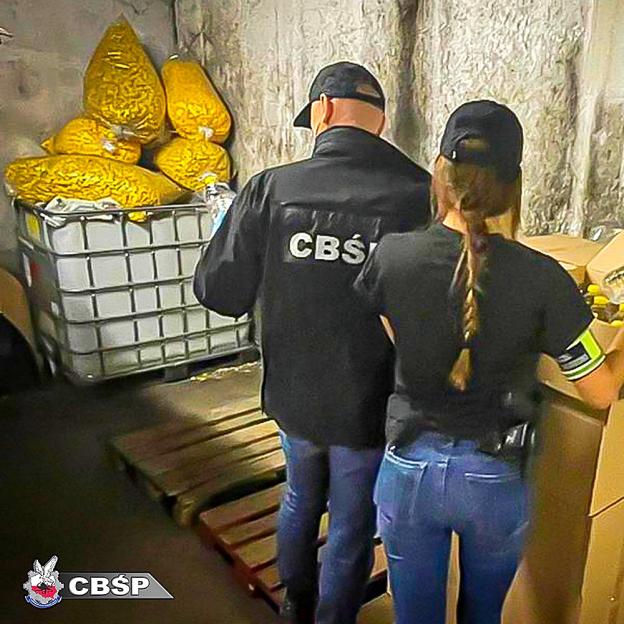 [VIDEO] Koniec nielegalnej produkcji: służby zlikwidowały rozlewnię alkoholu i fabrykę papierosów