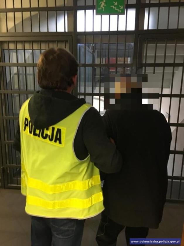 Policjanci zatrzymali mężczyznę podejrzanego o składanie małoletnim propozycji seksualnych