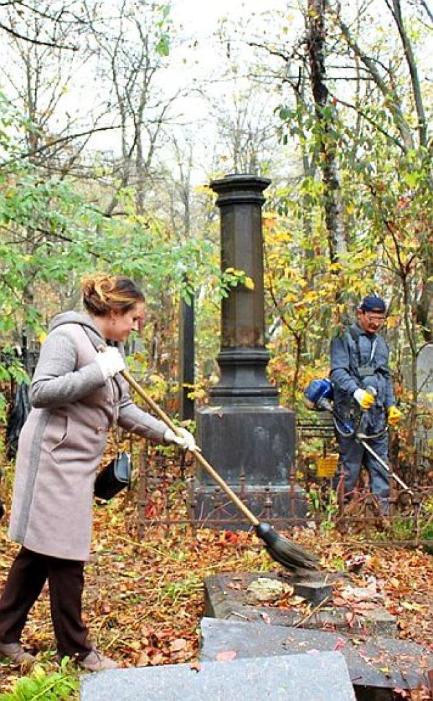 Kijów: Porządki na grobach Polaków. Przygotowania do Dnia Wszystkich Świętych 